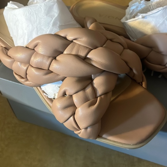 Vionic - Picture 3 of 12